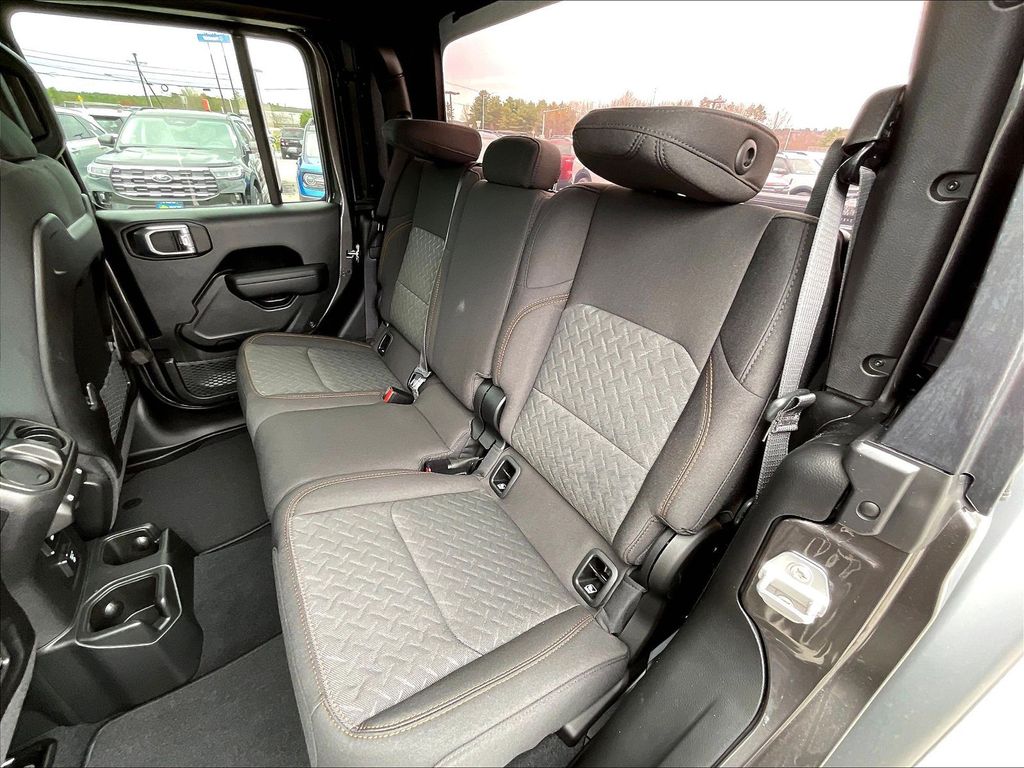 2026 Jeep Gladiator — photo 15
