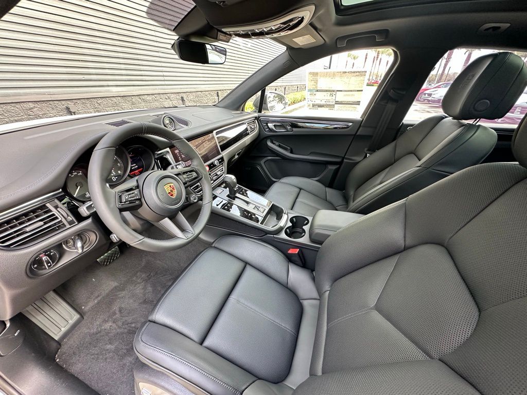 Thumbnail: 2026 Porsche Macan - 4
