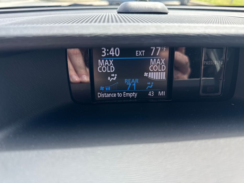 Used 2013 Silver Toyota XLE image 21