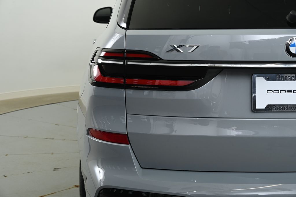 2023 BMW X7 xDrive40i 13