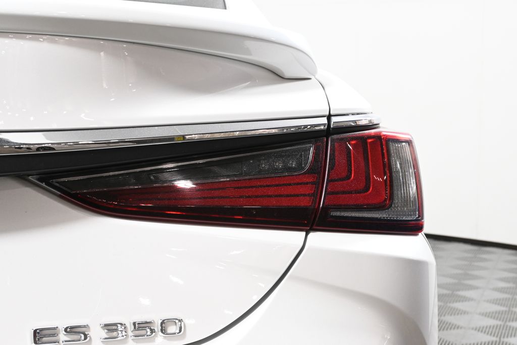 Thumbnail: 2021 Lexus ES - 13