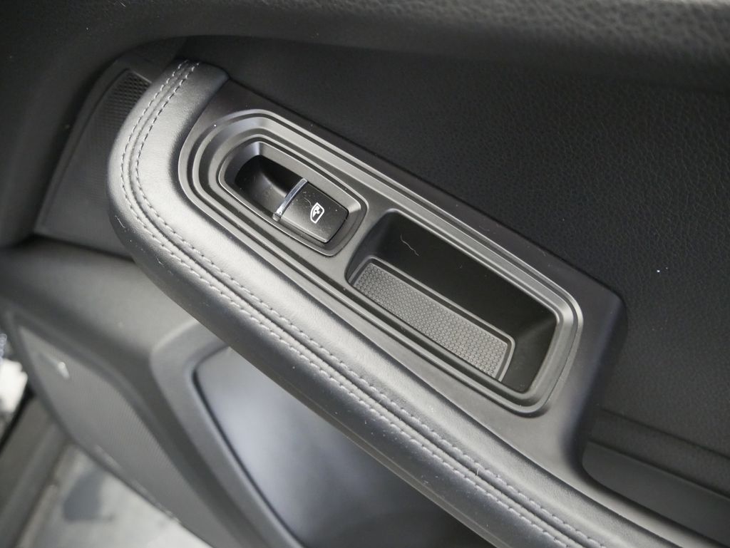 Thumbnail: 2023 Porsche Macan - 29