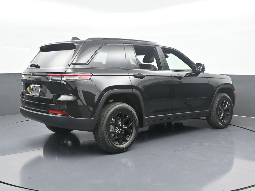 New 2025 Diamond Black Crystal Pearlcoat Jeep Altitude image 6