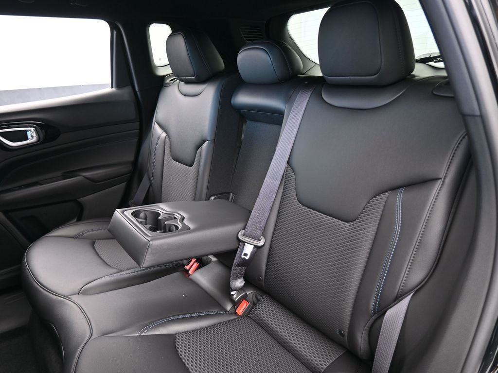 New 2026 Diamond Black Crystal Pearlcoat Jeep Latitude image 29