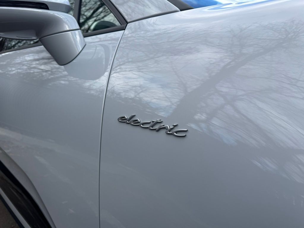 2025 Porsche Macan T 14