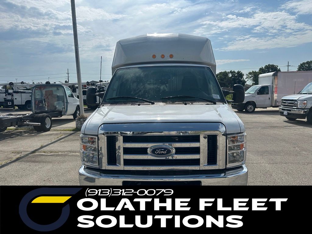 Oxford White 2025 Ford E-Series Chassis Pickup Truck Rear-Wheel Drive 6-Speed Automatic Overdrive