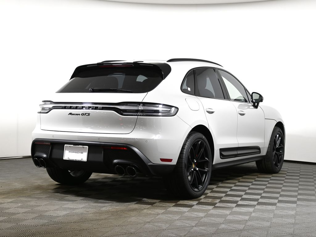 Thumbnail: 2026 Porsche Macan - 7