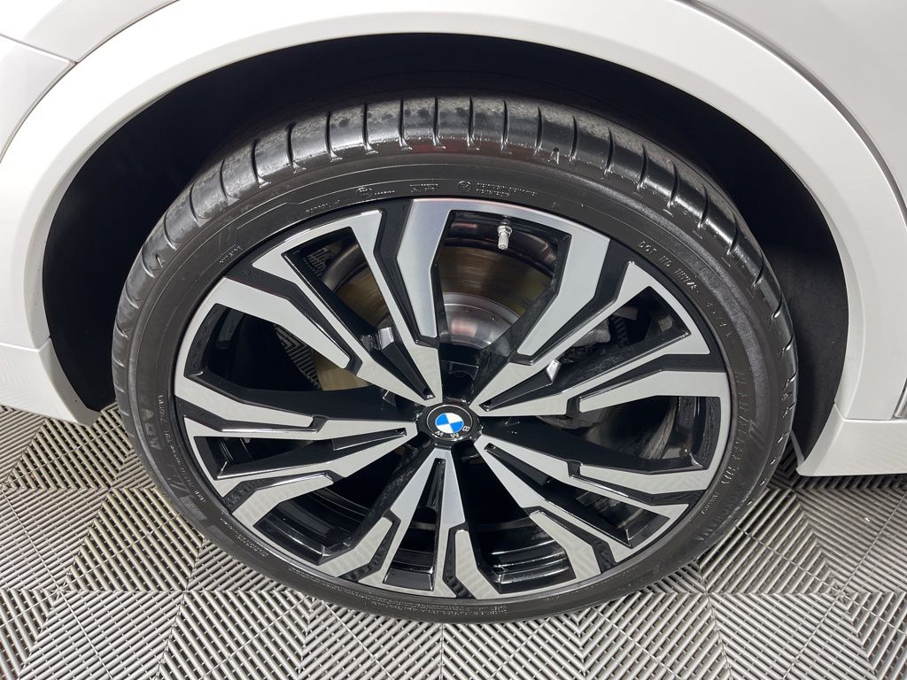 Thumbnail: 2025 BMW X7 - 17