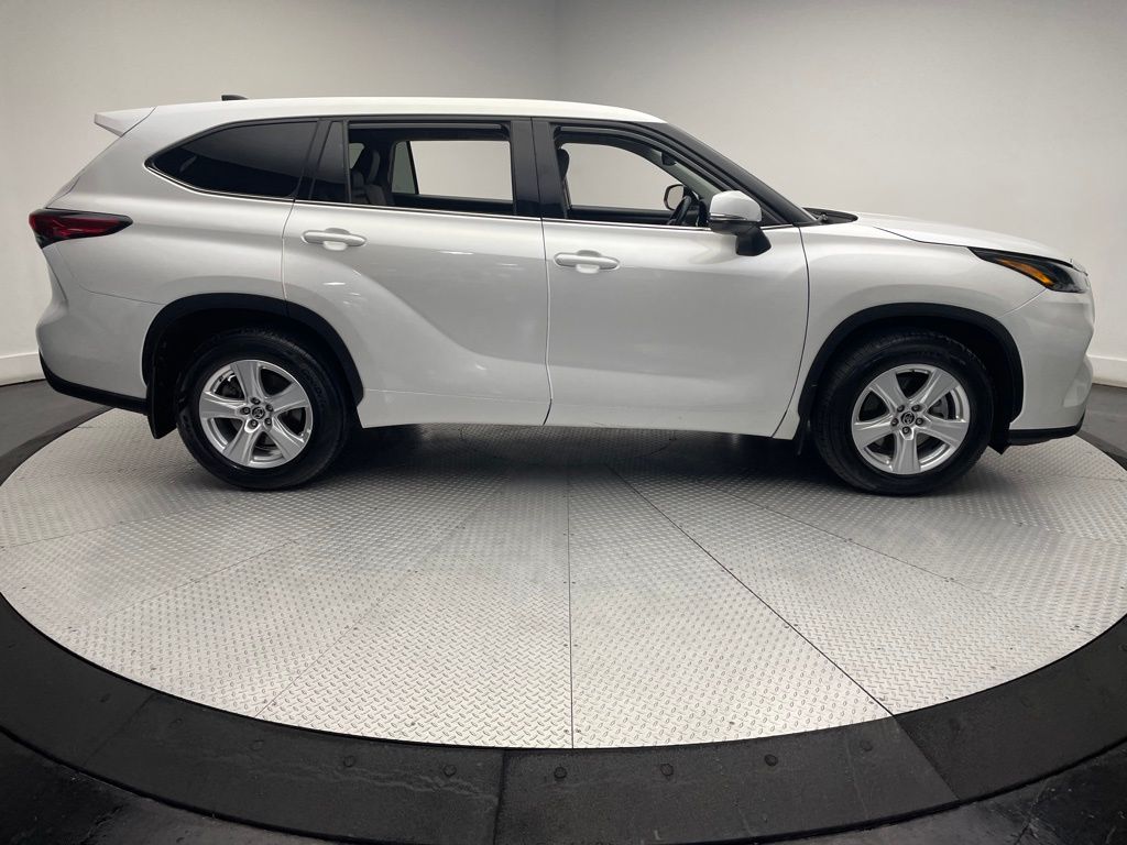 Thumbnail: 2022 Toyota Highlander - 4