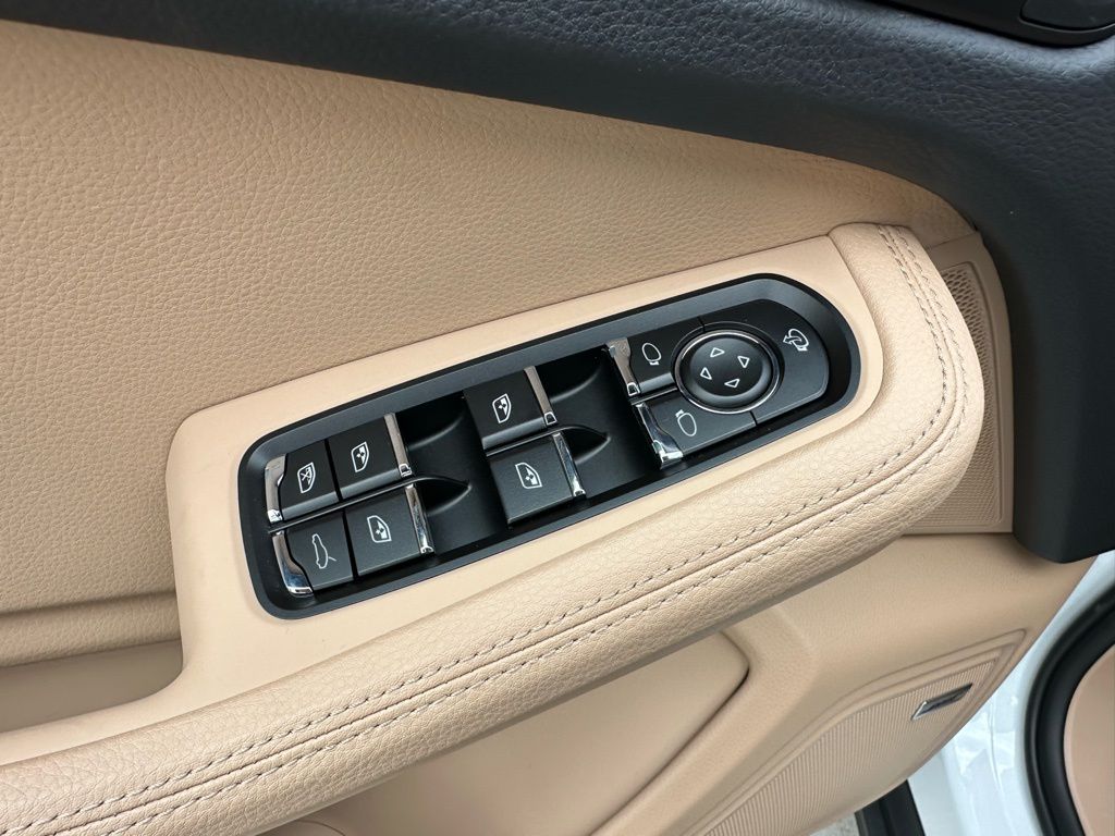 Thumbnail: 2026 Porsche Macan - 22