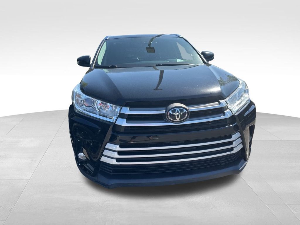 2019 Midnight Black Metallic Toyota Highlander XLE AWD SUV