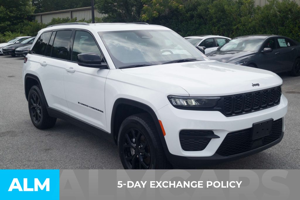 Used 2025 White Jeep Altitude image 3