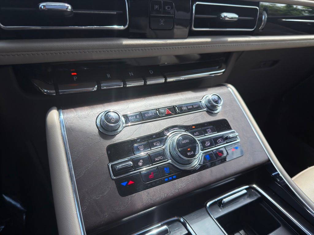 Thumbnail: 2021 Lincoln Aviator - 32