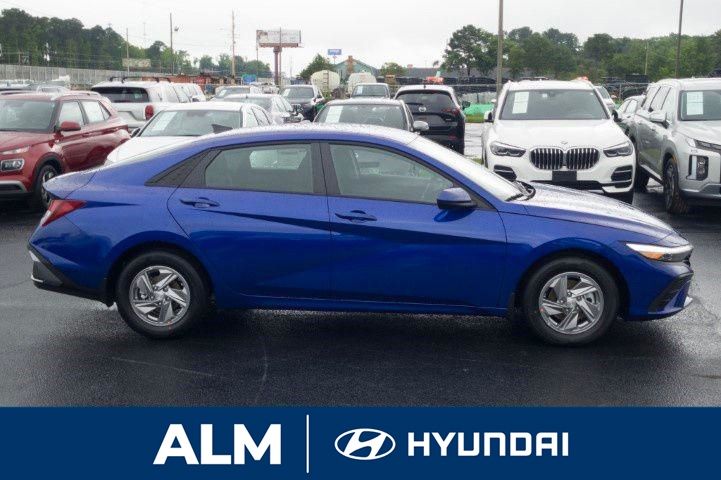 2025 Hyundai Elantra SE photo 4