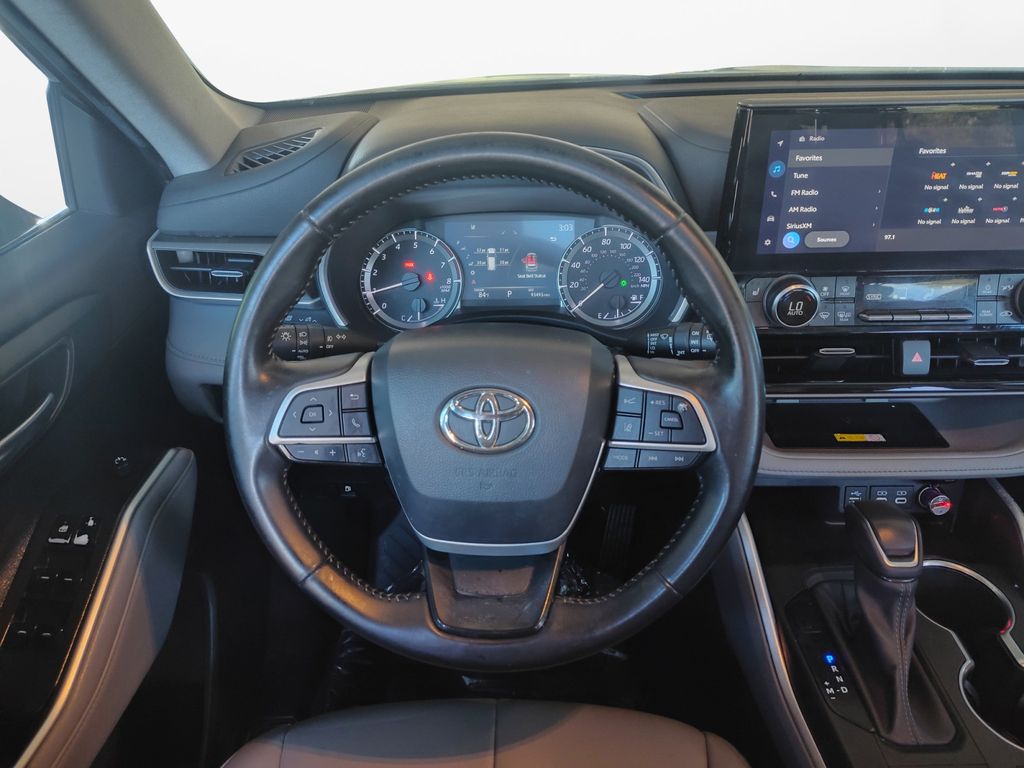 Used Car 2023 Toyota Highlander  Xle For Sale Under $35,000 In Austin, Texas
