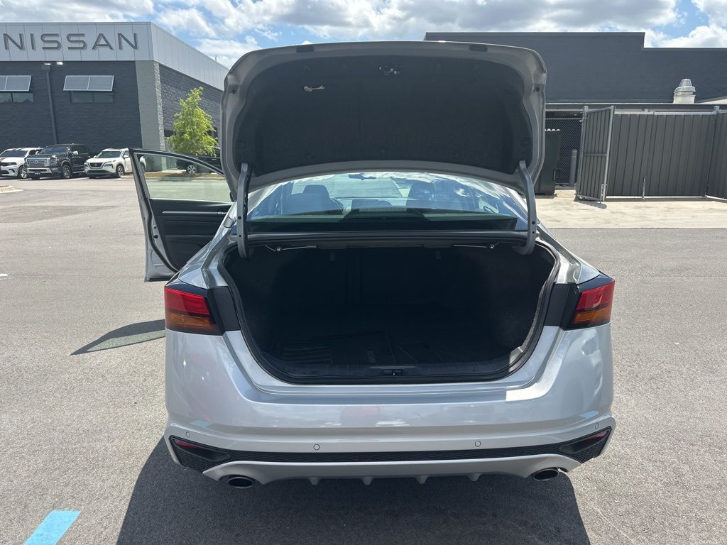 2022 Brilliant Silver Metallic Nissan Altima 2.5 SV FWD Sedan