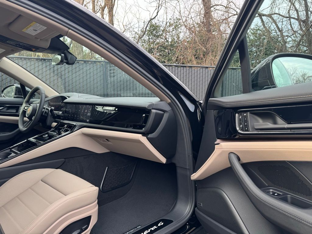 2025 Porsche Panamera  32