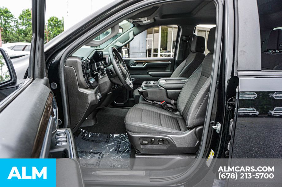 Used 2025 Black Chevrolet LT image 18