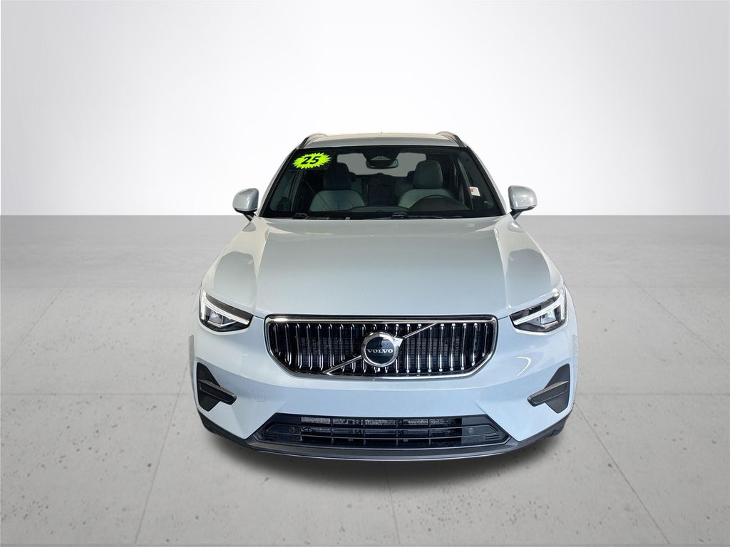 2025 Volvo XC40 B5 Core