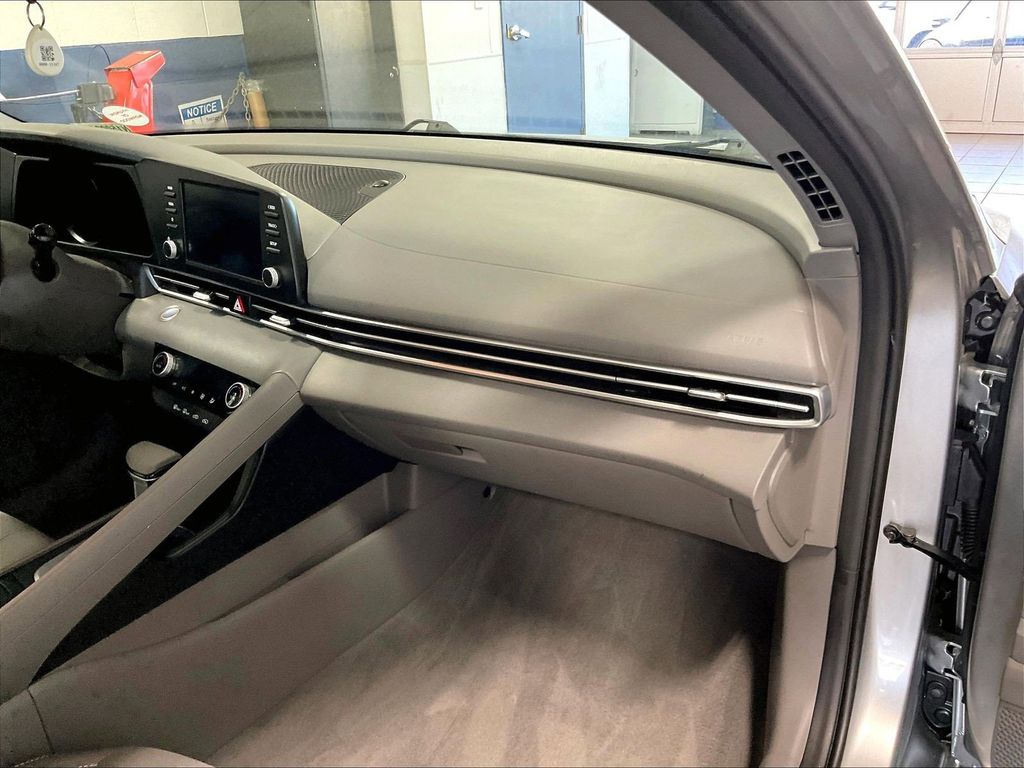 2023 Hyundai Elantra — photo 13