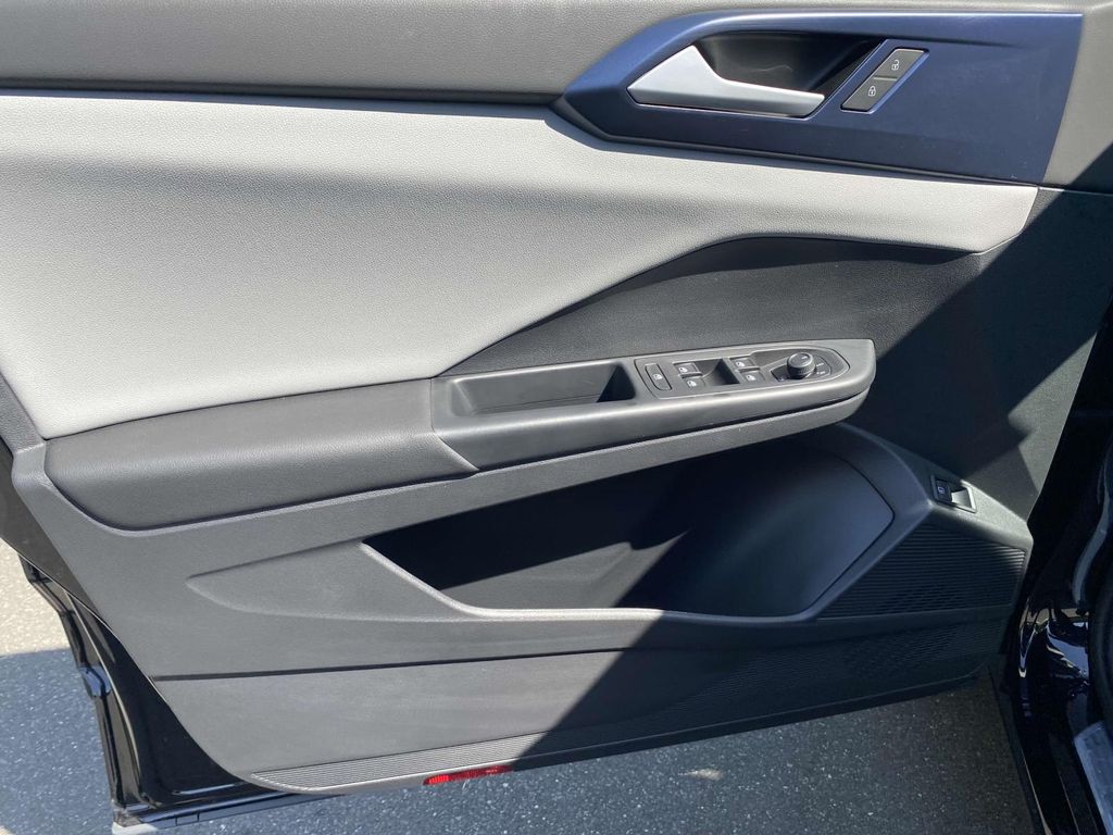 2022 Volkswagen Taos SE 21