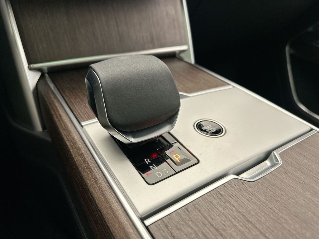 2025 Land Rover Range Rover SE 12
