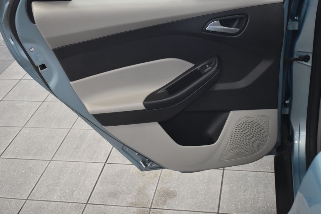2012 Ford Focus SE 27