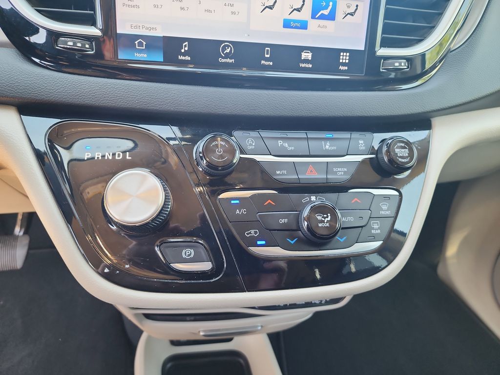 2024 Chrysler Pacifica Touring L photo