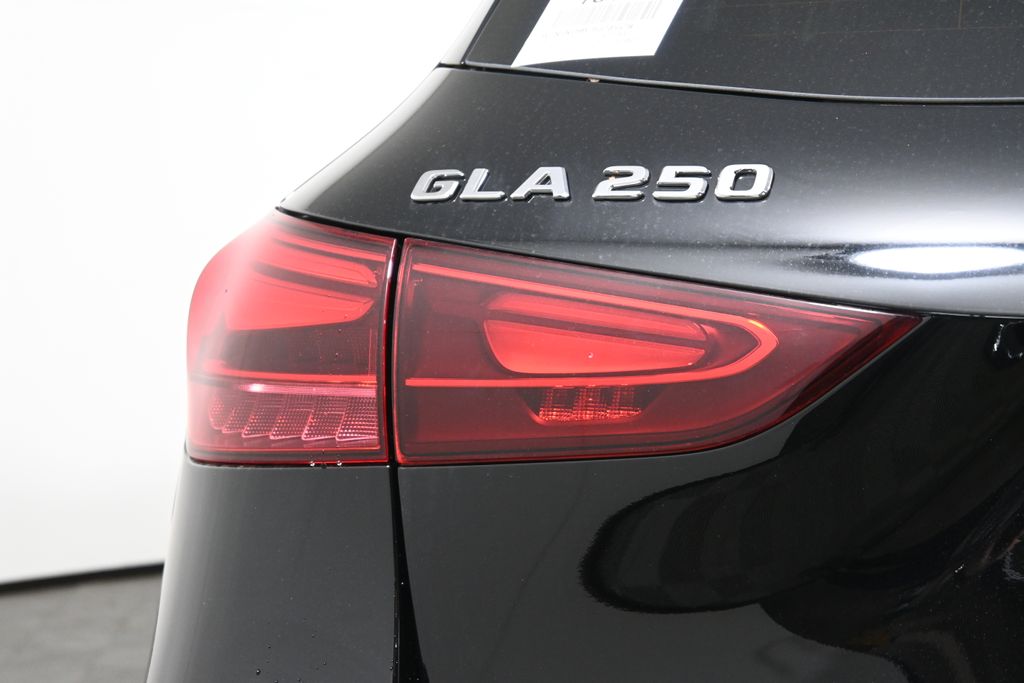 2025 Mercedes-Benz GLA 250 4MATIC 12