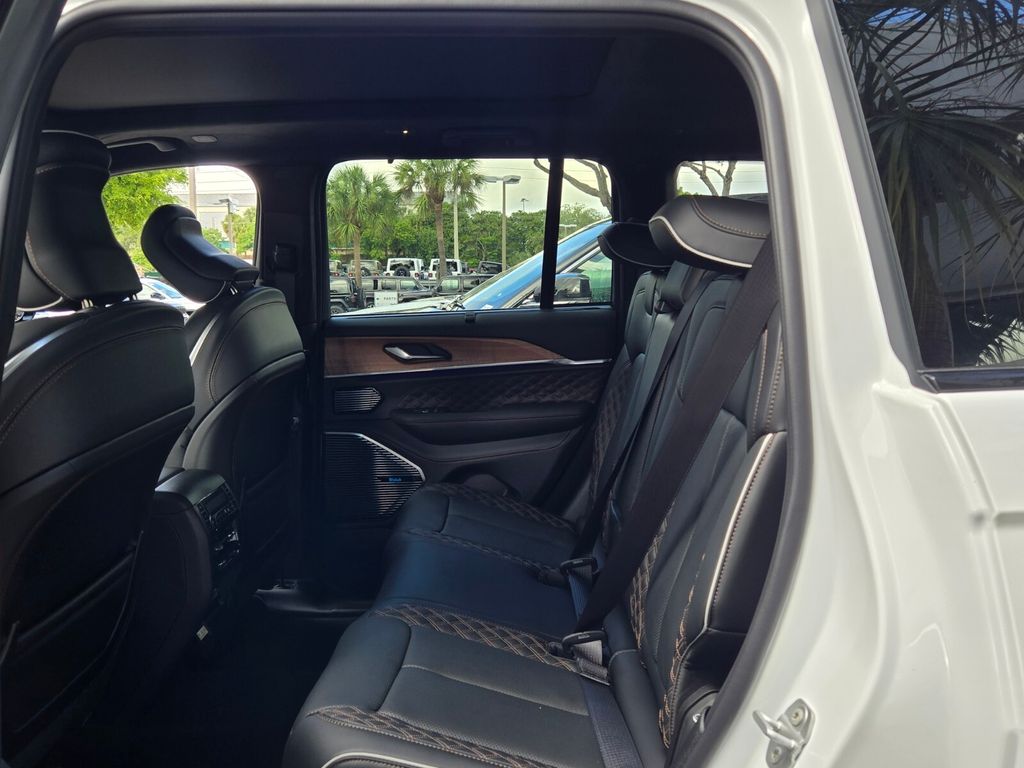 new 2025 Jeep Grand Cherokee car, priced at $61,575