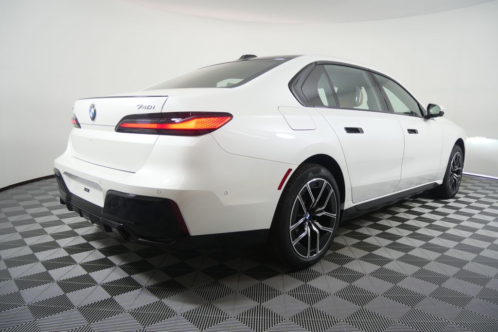 Thumbnail: 2026 BMW 7 Series - 3