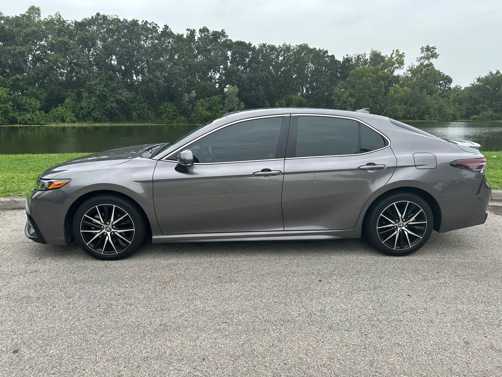 2022 Toyota Camry SE 2