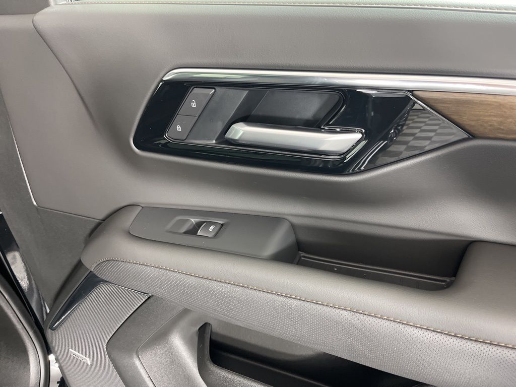 Thumbnail: 2026 Chevrolet Suburban - 9