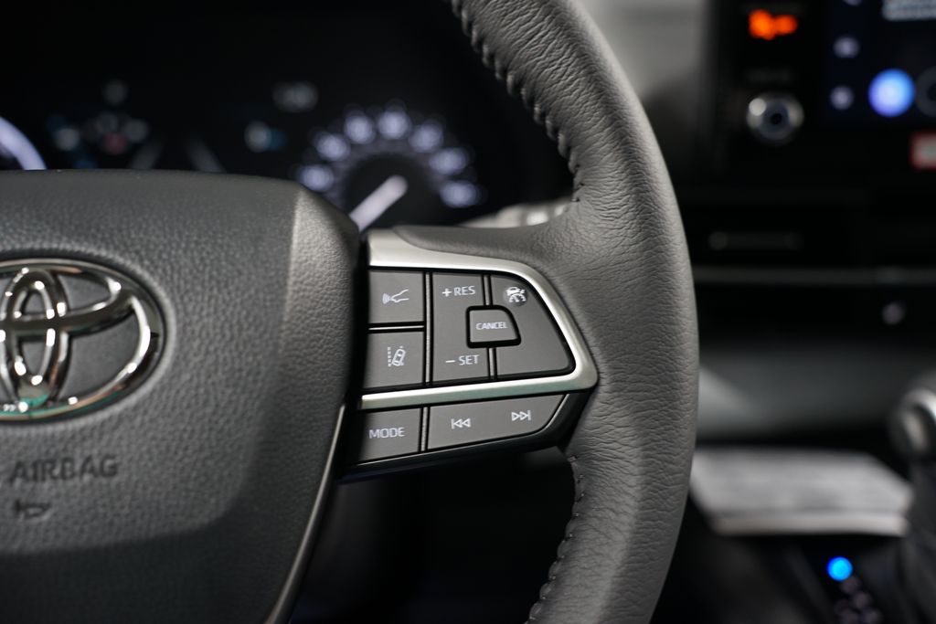 2025 Toyota Sienna XLE 13