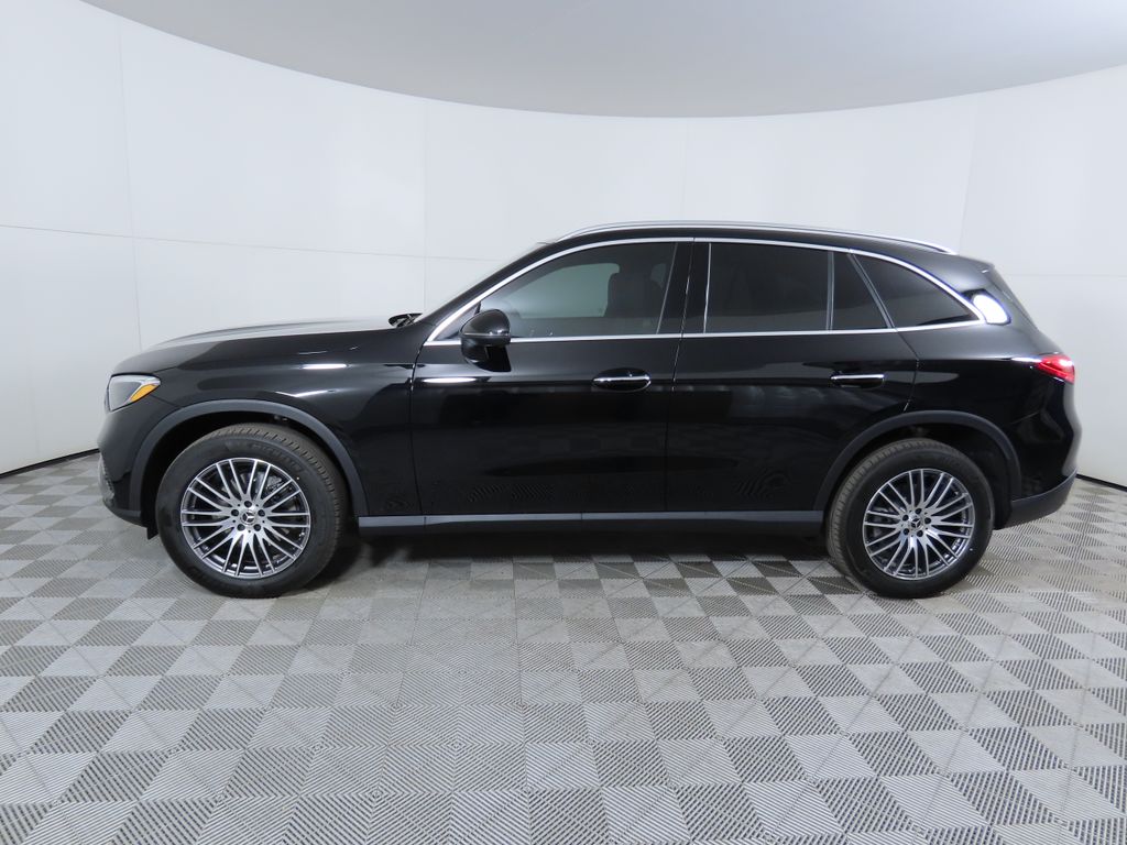 2025 Mercedes-Benz GLC 300 8