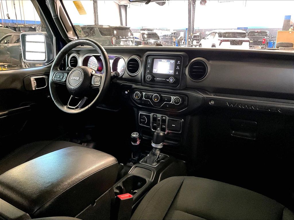 2019 Jeep Wrangler — photo 14