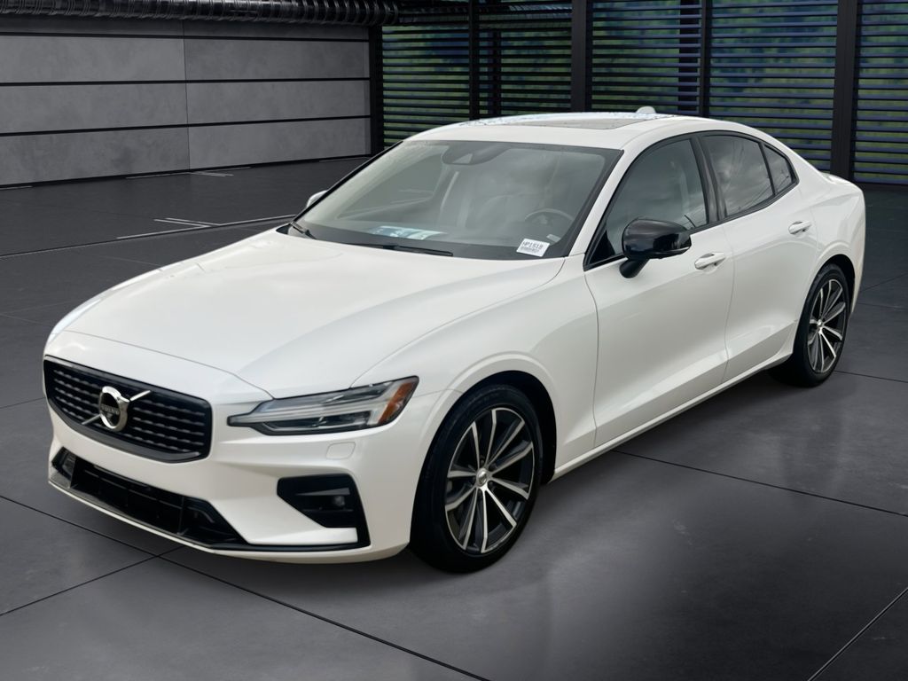 2022 Volvo S60 B5 Momentum AWD
