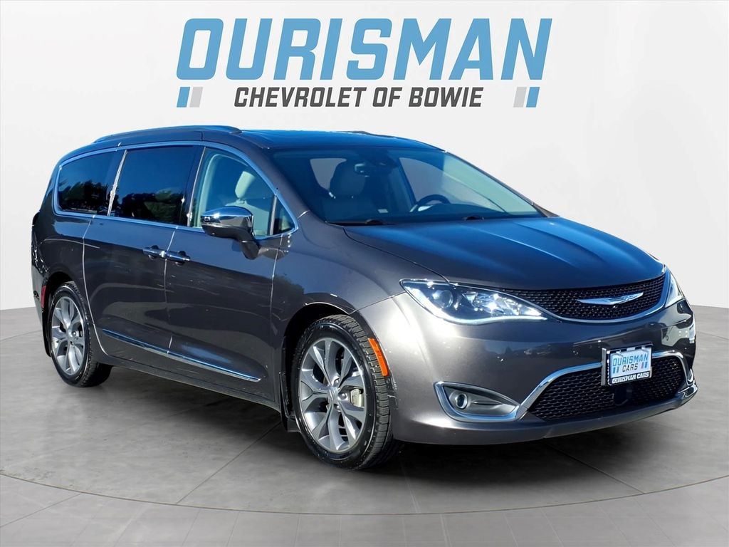 Crystal Metallic 2017 Chrysler Pacifica Minivan Front-Wheel Drive 9-Speed Automatic