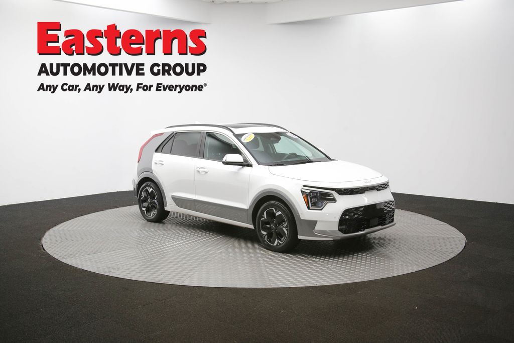 Used 2023 White Kia Wave image 51