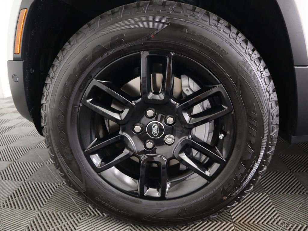 2025 Land Rover Defender 130 32