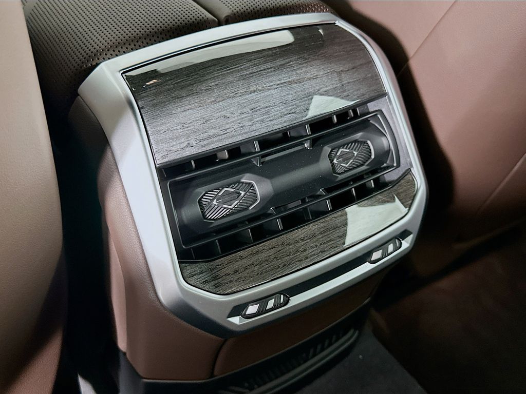 Thumbnail: 2025 BMW 7 Series - 18