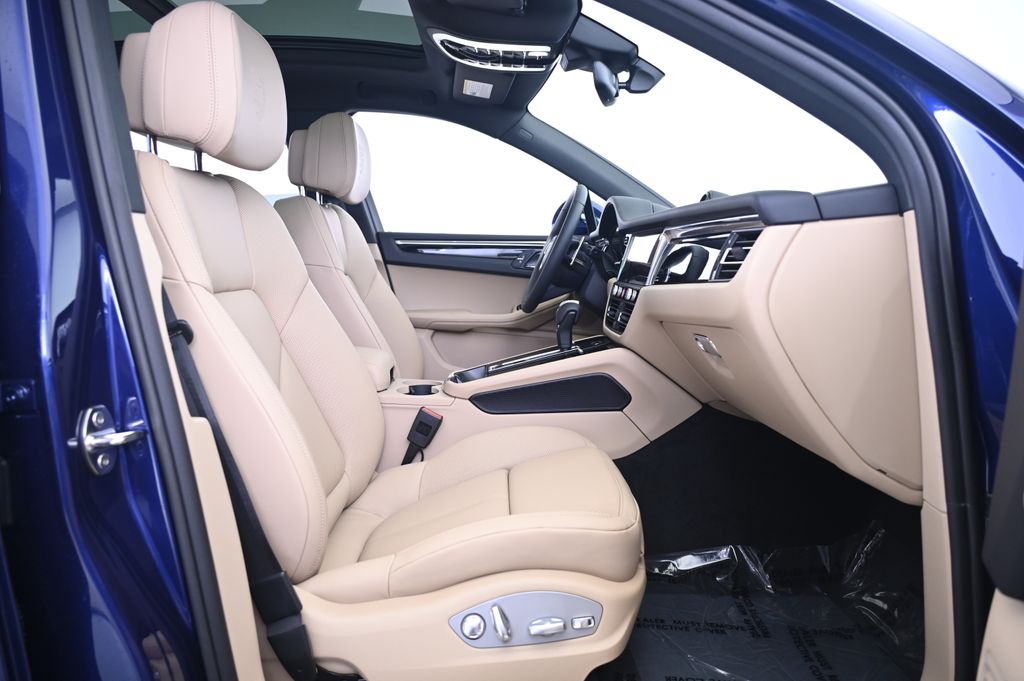 Thumbnail: 2025 Porsche Macan - 23