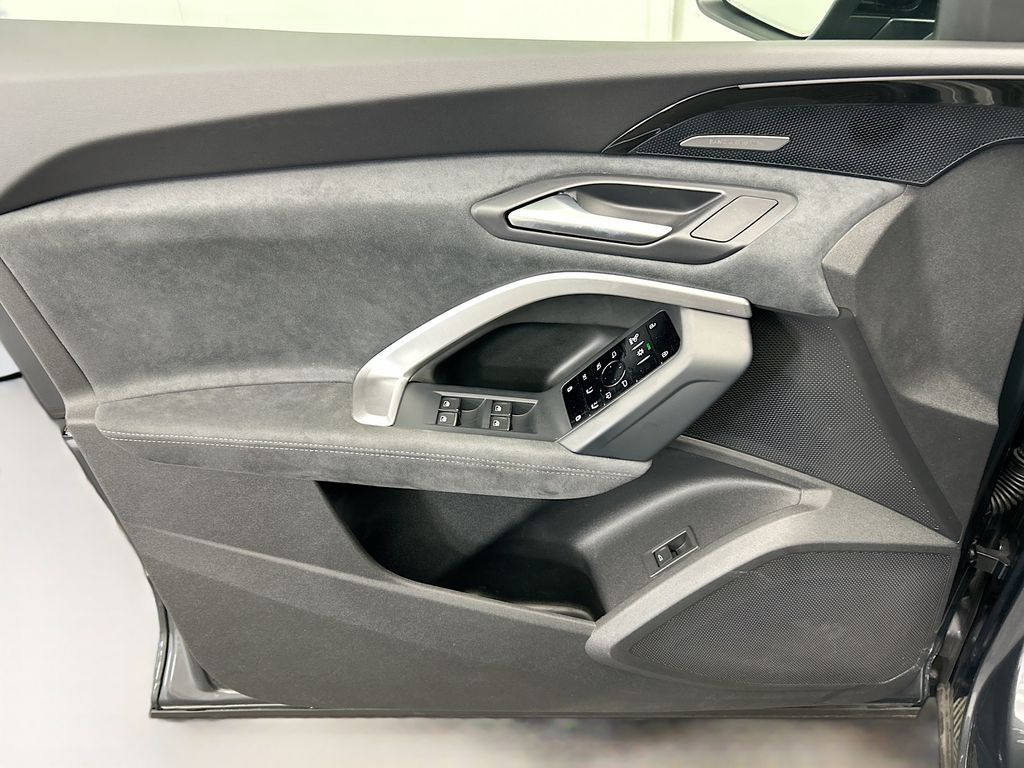 Thumbnail: 2025 Audi SQ5 - 24