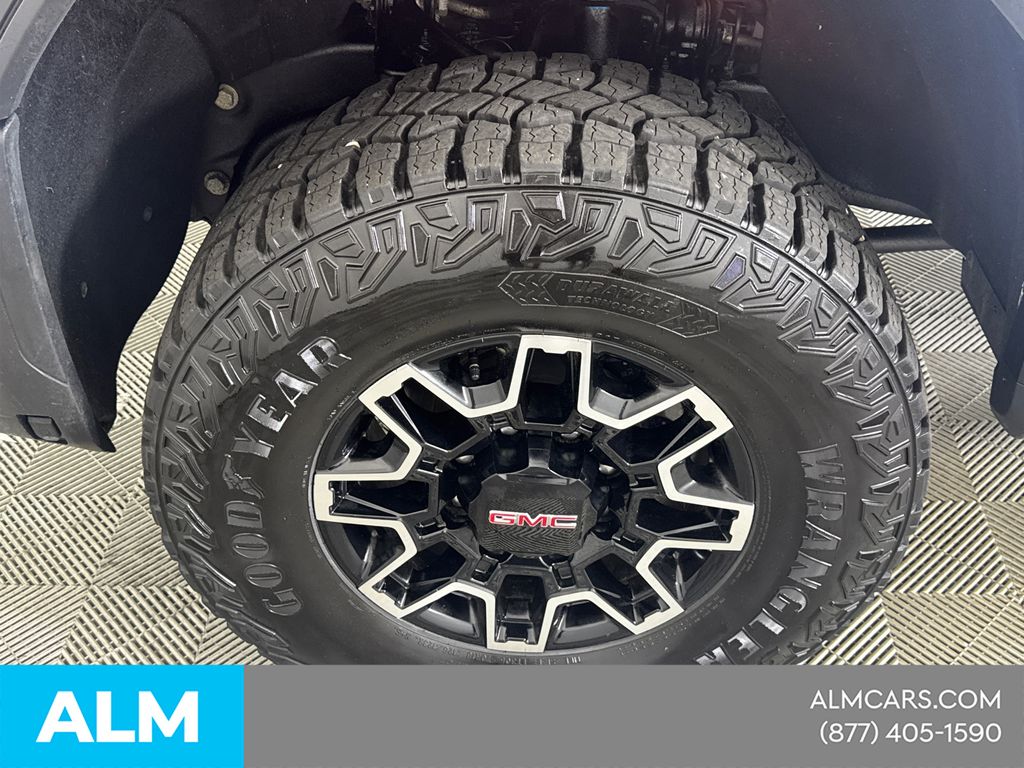 Used 2025 White GMC AT4X image 14