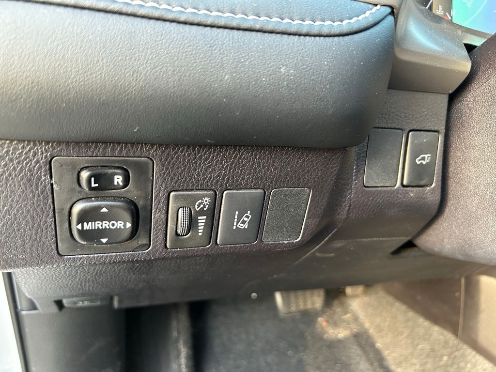 Thumbnail: 2018 Toyota RAV4 - 16
