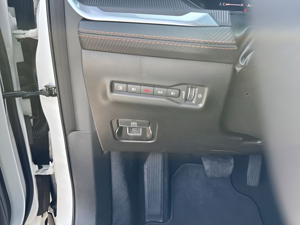 New 2026 White/off-white Jeep Overland image 29