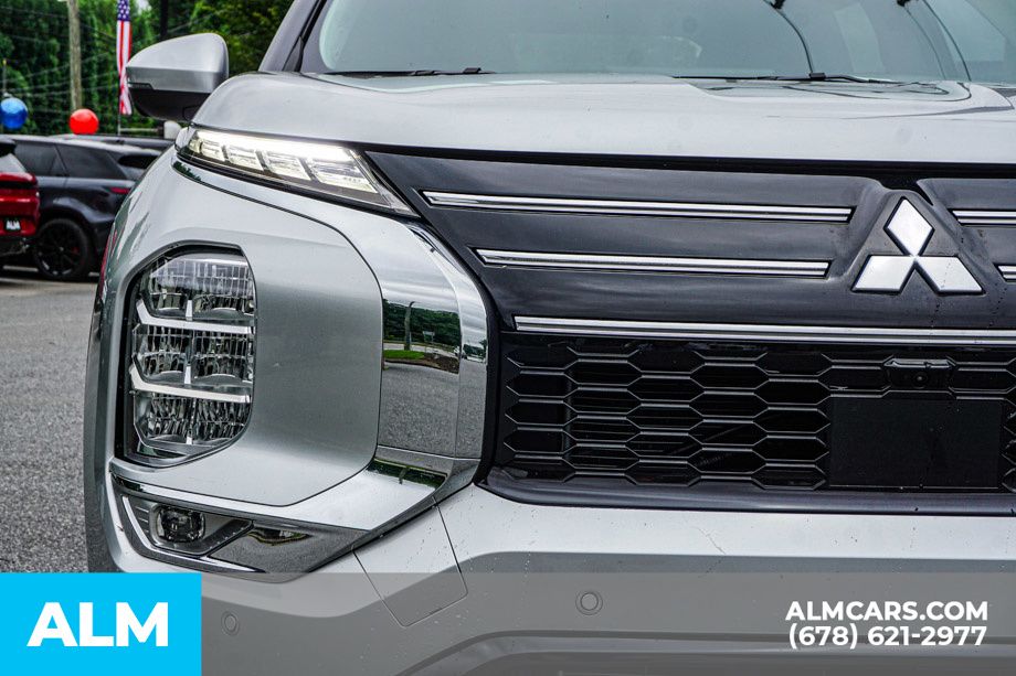 Used 2025 Silver Mitsubishi SE image 12