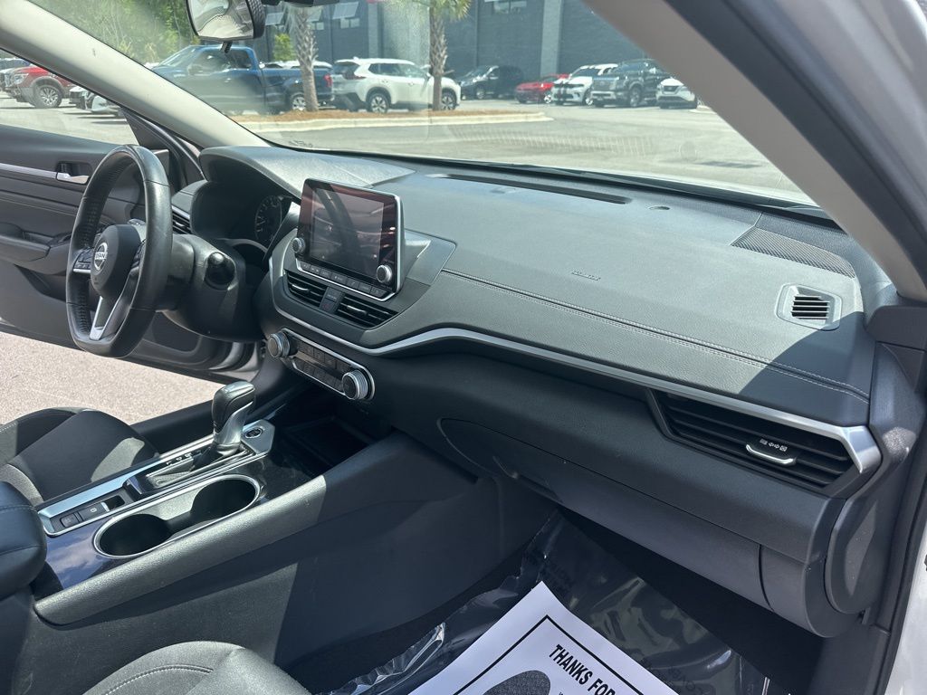 2022 Brilliant Silver Metallic Nissan Altima 2.5 SV FWD Sedan
