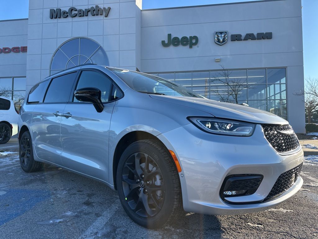 2026 Chrysler Pacifica Select AWD's photo