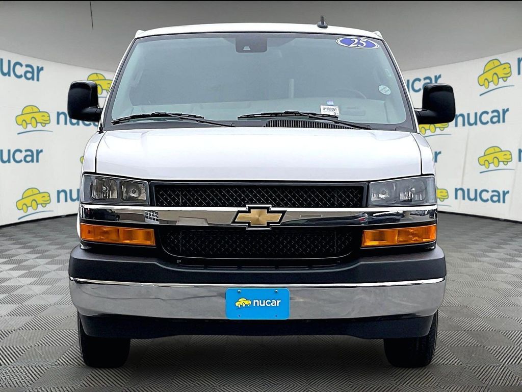2025 Chevrolet Express 3500 — photo 2